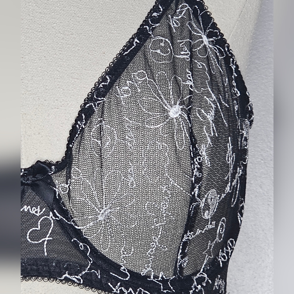 Unlined black mesh Savage Fenty bra with white embroidery pattern - Picture 7 of 7